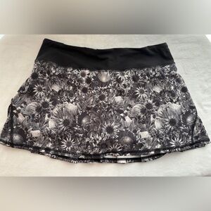 Lululemon Floral Black and Gray skirt. Excellent condition size 6